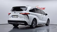 2021 Toyota Sienna 2.5 Hybrid AWD, белый — фото 2