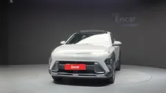 2023 Hyundai Kona Inspiration, серо-серебристый — фото 3