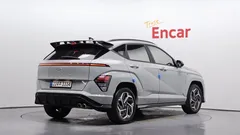 2023 Hyundai Kona Premium, серо-серебристый — фото 2