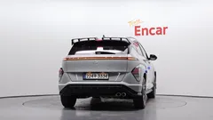 2023 Hyundai Kona Premium, серо-серебристый — фото 4