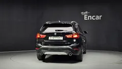 2022 BMW X1 xDrive 20i xLine, чёрный — фото 4