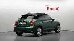 2022 Mini Cooper 5Door Classic Plus Launch Pack, зелёный — фото 2