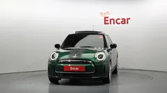 2022 Mini Cooper 5Door Classic Plus Launch Pack, зелёный — фото 3