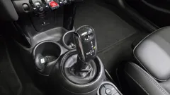 2022 Mini Cooper 5Door Classic Plus Launch Pack, зелёный — фото 9