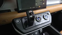 2023 Land Rover Defender 110 D300 HSE — фото 9