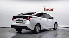 2021 Toyota Prius 1.8, белый — фото 2