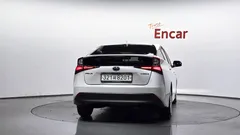 2021 Toyota Prius 1.8, белый — фото 4