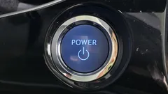 2021 Toyota Prius 1.8, белый — фото 15
