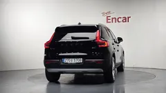2021 Volvo XC40 B4 Momentum, чёрный — фото 4