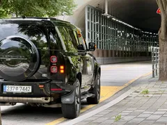 2023 Land Rover Defender 110 P400 X, чёрный — фото 8