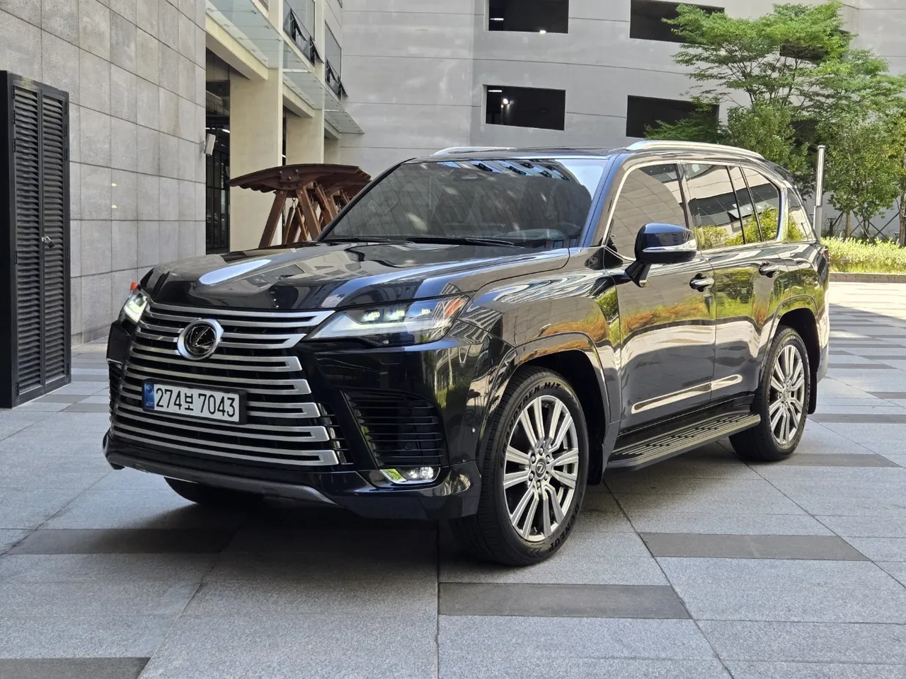 2025 Lexus LX 700h VIP