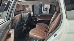 2021 BMW X7 xDrive 40d Design Pure Excellence 7-Seater, белый — фото 12