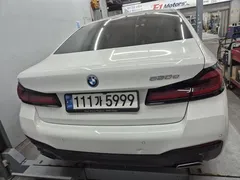 2022 BMW 5-Series 530e M Sport, белый — фото 2