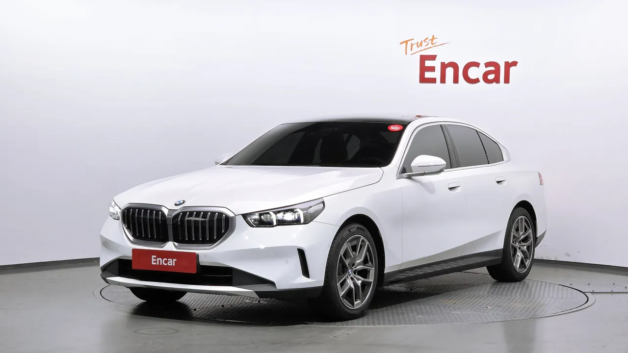 2024 BMW 5-Series 520i