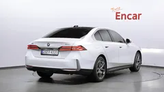 2024 BMW 5-Series 520i, белый — фото 2