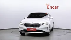 2024 BMW 5-Series 520i, белый — фото 3