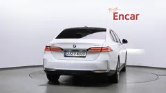 2024 BMW 5-Series 520i, белый — фото 4
