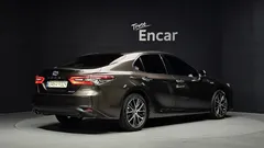 2023 Toyota Camry 2.5 XLE Hybrid, 연금색 — фото 2