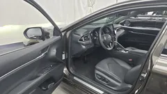 2023 Toyota Camry 2.5 XLE Hybrid, 연금색 — фото 10