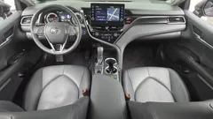 2023 Toyota Camry 2.5 XLE Hybrid, 연금색 — фото 14