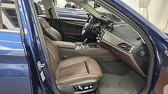 2021 BMW 5-Series 530i Luxury, синий — фото 11