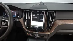 2023 Volvo XC60 B5 Ultimate Bright, белый — фото 17