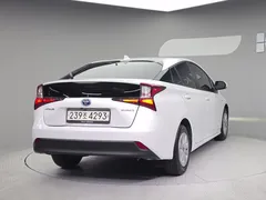 2022 Toyota Prius 1.8, белый — фото 4