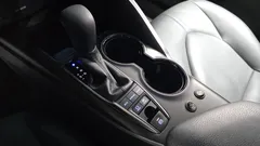 2022 Toyota Camry 2.5 LE Hybrid, коричневый — фото 9