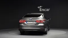 2022 Toyota Camry 2.5 XLE Hybrid, серый — фото 4