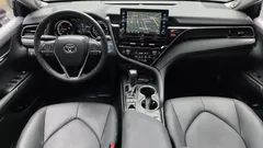 2022 Toyota Camry 2.5 XLE Hybrid, серый — фото 7