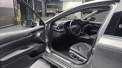 2022 Toyota Camry 2.5 XLE Hybrid, серый — фото 10