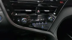 2022 Toyota Camry 2.5 XLE Hybrid, серый — фото 17