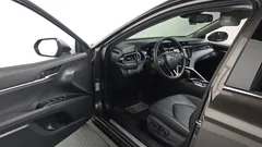 2021 Toyota Camry 2.5 XLE Hybrid, коричневый — фото 10