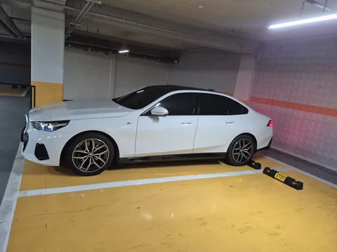 2024 BMW 5-Series 520i M Sport