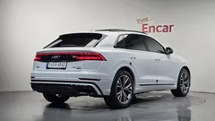 2022 Audi Q8 55 TFSI Quattro Premium — фото 2