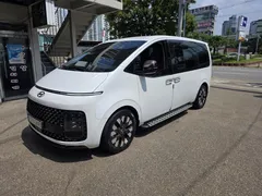 2022 Hyundai Staria Lounge 9-Seater — фото 2