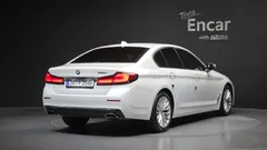 2021 BMW 5-Series 520i Luxury, белый — фото 2