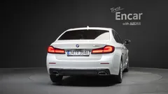 2021 BMW 5-Series 520i Luxury, белый — фото 4