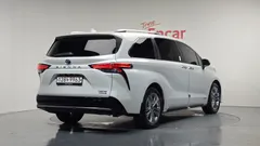 2021 Toyota Sienna 2.5 Hybrid 2WD, белый — фото 2