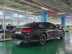 2022 Lexus LS 3.5 Luxury AWD, чёрный — фото 3