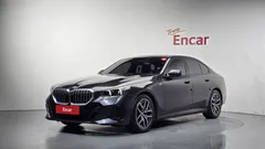 2024 BMW 5-Series 520i M Sport, серый — фото 1