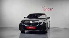 2024 BMW 5-Series 520i M Sport, серый — фото 3