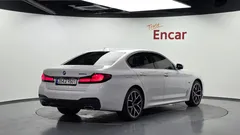 2022 BMW 5-Series 530e M Sport, белый — фото 2