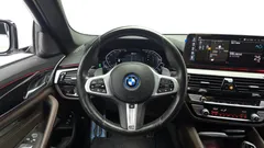 2022 BMW 5-Series 530e M Sport, белый — фото 13