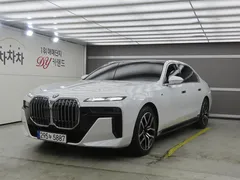 2023 BMW 7-Series 740i sDrive M Sport, белый — фото 1