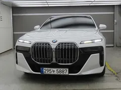 2023 BMW 7-Series 740i sDrive M Sport, белый — фото 2
