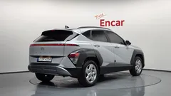 2023 Hyundai Kona Premium, серо-серебристый — фото 2