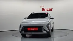 2023 Hyundai Kona Premium, серо-серебристый — фото 3