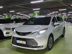 2022 Toyota Sienna 2.5 Hybrid 2WD, белый — фото 2