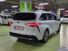 2022 Toyota Sienna 2.5 Hybrid 2WD, белый — фото 3
